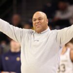 GettyImages-2254405146 Pára-quedista do Armed Forces Bowl fica preso em um fio em um momento assustador antes do jogo