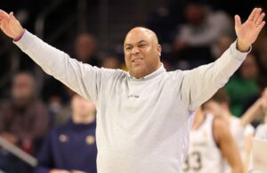 Treinador de basquete de Notre Dame cobra árbitro após chamada controversa encerrar jogo GettyImages-2254405146 Pára-quedista do Armed Forces Bowl fica preso em um fio em um momento assustador antes do jogo