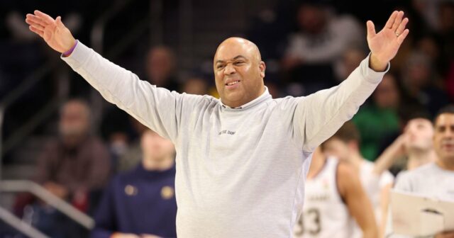 GettyImages-2254405146 Pára-quedista do Armed Forces Bowl fica preso em um fio em um momento assustador antes do jogo
