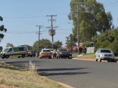 Três mortos, cidade bloqueada após tiroteio no centro-oeste de NSW Três mortos, cidade bloqueada após tiroteio no centro-oeste de NSW