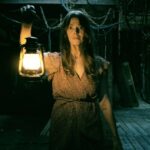 Uma garota usa uma máscara nasal em 'The Ugly Stepsister'.