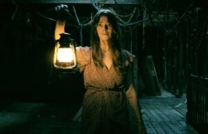 Três ótimos filmes de terror para assistir no Hulu e HBO Max em janeiro de 2026 Uma garota usa uma máscara nasal em 'The Ugly Stepsister'.