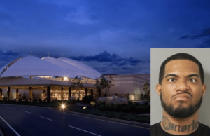 Três presos após roubo com faca no Bally’s Twin River Casino Hotel Uma foto noturna externa do Bally's Twin River Casino e de um dos indivíduos, Sims, detido no roubo. Três presos após roubo com faca no Bally's Twin River Casino Hotel