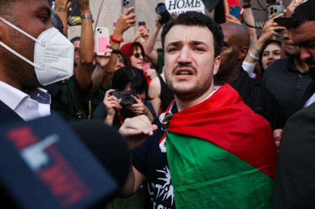 Tribunal de apelações decide que o juiz não tinha jurisdição para ordenar a libertação de Mahmoud Khalil
