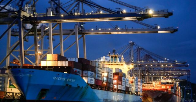 epa12662602 Um navio de carga deixa uma eclusa no Canal do Panamá, na Cidade do Panamá, Panamá, em 19 de janeiro de 2026. Dados oficiais mostraram que o Índice Mensal de Atividade Econômica do Panamá cresceu 4,37% em termos anuais em novembro, apoiado por setores que incluem transporte, construção e finanças. EPA/Carlos Lemos