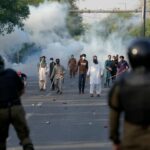 Tribunal do Paquistão condena jornalistas à prisão perpétua por protestos pró-Khan em 2023