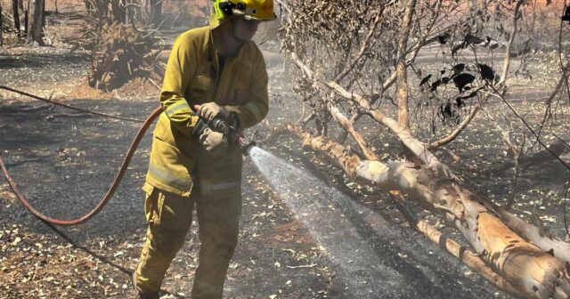 Tripulações da Austrália do Sul voltam para casa enquanto o Tripulações da Austrália do Sul voltam para casa enquanto o DFES conclui o trabalho no incêndio de Boddington