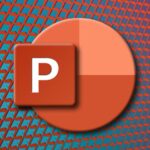 Uma mesa com laptop e outros itens de escritório, com o logotipo NotebookLM no centro.