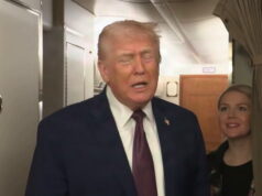 Trump, 79, faz uma piada estranha sobre ‘agarrar’ Karoline Leavitt na turbulência do Força Aérea Um Yahoo news home