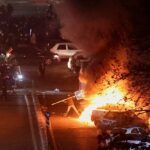 Manifestantes iranianos se reúnem em uma rua durante um protesto contra o colapso do valor da moeda, em Teerã, Irã