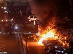 Trump CANCELA todas as negociações com o Irã enquanto o presidente emite um aviso assustador Manifestantes iranianos se reúnem em uma rua durante um protesto contra o colapso do valor da moeda, em Teerã, Irã