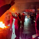 Imagens que circulam nas redes sociais mostram manifestantes dançando e comemorando em torno de uma fogueira enquanto saem às ruas, apesar da intensificação da repressão em Teerã.