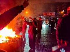 Trump adia ataques contra o Irã enquanto ‘explora’ mensagens de Teerã Imagens que circulam nas redes sociais mostram manifestantes dançando e comemorando em torno de uma fogueira enquanto saem às ruas, apesar da intensificação da repressão em Teerã.