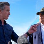 O presidente Trump e o governador da Califórnia, Gavin Newsom, interagindo na pista de um aeroporto.