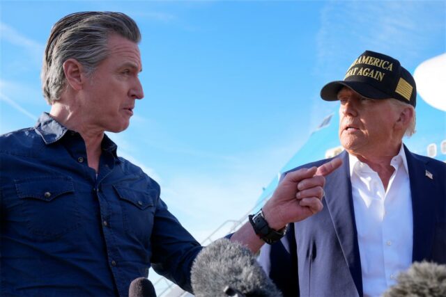 O presidente Trump e o governador da Califórnia, Gavin Newsom, interagindo na pista de um aeroporto.