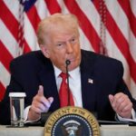 O presidente Donald Trump fala durante um evento para promover o investimento em cuidados de saúde rurais na Sala Leste da Casa Branca, sexta-feira