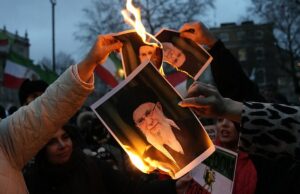 Trump avalia ataque ao Irã enquanto número de mortos chega a 500 e regime implora por cúpula Manifestantes queimam imagens do Aiatolá Ali Khamenei durante um comício realizado em Solidariedade com a Revolta do Irã, organizado pelo Conselho Nacional de Resistência do Irã, em Whitehall, no centro de Londres
