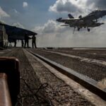 Um EA-18G Growler pousando na cabine de comando do USS Abraham Lincoln no Oceano Índico.