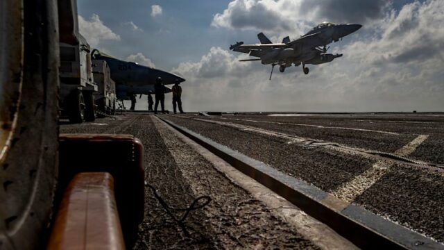 Um EA-18G Growler pousando na cabine de comando do USS Abraham Lincoln no Oceano Índico.