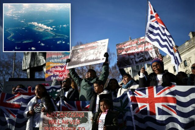 Apoiadores e membros do território britânico do Arquipélago de Chagos, no Oceano Índico, seguram cartazes e a bandeira do território fora das Casas do Parlamento em Londres, em 7 de janeiro de 2026