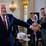 O presidente dos EUA, Donald Trump, cumprimenta apoiadores em Mar-a-Lago na sexta-feira.