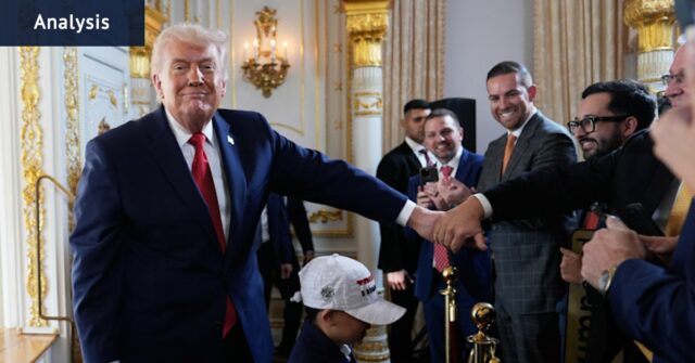 O presidente dos EUA, Donald Trump, cumprimenta apoiadores em Mar-a-Lago na sexta-feira.