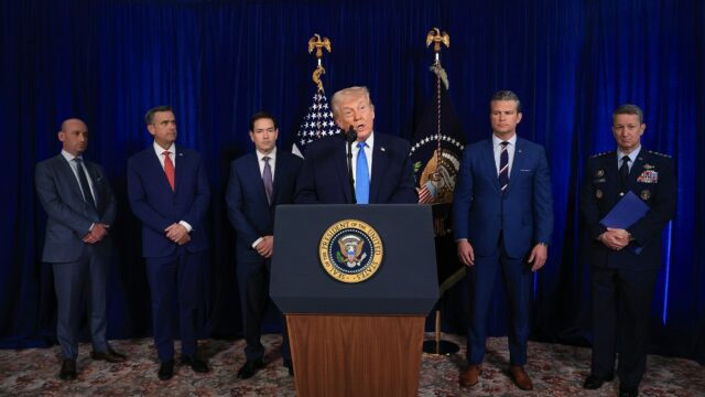 Trump compartilha foto de Nicolás Maduro sob custódia após ataques na Venezuela e chama a operação militar de 'um ataque como as pessoas não viam desde a Segunda Guerra Mundial'
