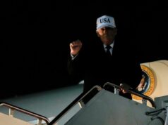 Trump divulga novas tarifas em resposta à repressão mortal dos protestos do Irão O presidente dos EUA, Donald Trump, gesticula ao desembarcar do Força Aérea Um após retornar da Flórida, domingo, 11 de janeiro de 2026.