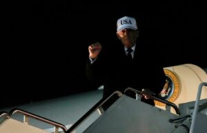 Trump divulga novas tarifas em resposta à repressão mortal dos protestos do Irão O presidente dos EUA, Donald Trump, gesticula ao desembarcar do Força Aérea Um após retornar da Flórida, domingo, 11 de janeiro de 2026.