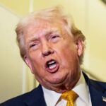 Donald Trump fala com repórteres a bordo do Força Aérea Um.