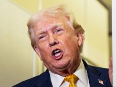 Trump diz não acreditar que Ucrânia tenha como alvo a residência de Putin Donald Trump fala com repórteres a bordo do Força Aérea Um.