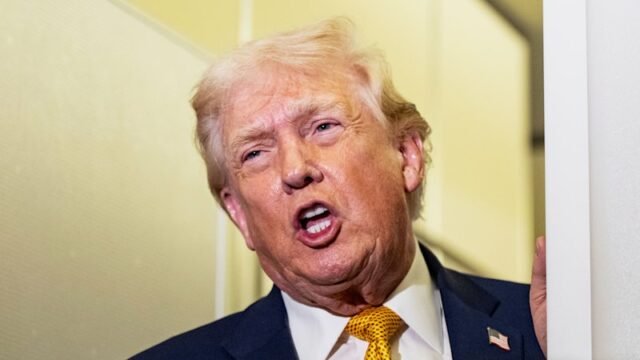 Donald Trump fala com repórteres a bordo do Força Aérea Um.