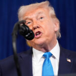 O presidente Donald Trump fala em seu clube Mar-a-Lago, sábado, 3 de janeiro de 2026, em Palm Beach, Flórida (AP Photo/Alex Brandon)