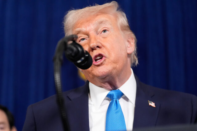 Trump diz que EUA 'vão governar' Venezuela após captura de O presidente Donald Trump fala em seu clube Mar-a-Lago, sábado, 3 de janeiro de 2026, em Palm Beach, Flórida (AP Photo/Alex Brandon)