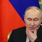 As pessoas aguardam o fim de um ataque aéreo russo para embarcar no metrô de Kiev esta semana.