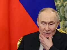 Trump diz que Putin interromperá o bombardeio de Kyiv durante a onda de frio que se aproxima As pessoas aguardam o fim de um ataque aéreo russo para embarcar no metrô de Kiev esta semana.