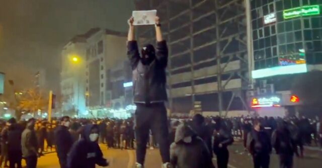 Trump diz que o Irã quer negociar enquanto o número de mortos sobe para pelo menos 572
