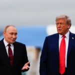 Vladimir Putin e Donald Trump apertam as mãos em reunião no ano passado (AFP/Getty)