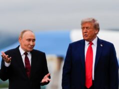 Trump é uma ameaça maior para a Otan do que Putin, diz ex-comandante da aliança Vladimir Putin e Donald Trump apertam as mãos em reunião no ano passado (AFP/Getty)
