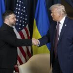 Quando Donald Trump conheceu Volodymyr Zelensky hoje, uma espessa camada de maquiagem pôde ser vista em sua mão, cobrindo um hematoma aparente.
