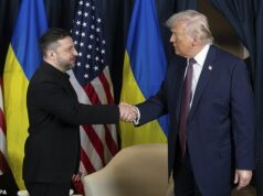Trump é visto usando maquiagem espessa para encobrir hematomas na mão durante a conferência de Davos, em meio a contínuas especulações sobre sua saúde Quando Donald Trump conheceu Volodymyr Zelensky hoje, uma espessa camada de maquiagem pôde ser vista em sua mão, cobrindo um hematoma aparente.