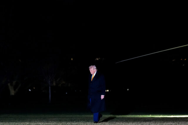 Esta imagem tirada em vídeo mostra o presidente venezuelano Nicolás Maduro saindo de um helicóptero a caminho do Tribunal Federal de Manhattan, segunda-feira, 5 de janeiro de 2026, em Nova York. (WABC via AP)