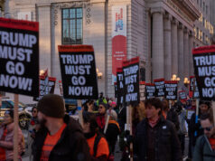 Trump está sendo derrotado na batalha pela opinião pública Um manifestante segura uma placa enquanto protestava do lado de fora da Casa Branca em Washington, sábado, 15 de novembro de 2025. (AP Photo/Jose Luis Magana)