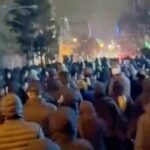 Esta captura de tela de imagens que circulam nas redes sociais do Irã mostrou manifestantes mais uma vez saindo às ruas de Teerã, apesar da intensificação da repressão por parte das autoridades.