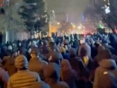 Trump informou sobre opções militares para o Irã, enquanto o número de mortos sobe para 116 Esta captura de tela de imagens que circulam nas redes sociais do Irã mostrou manifestantes mais uma vez saindo às ruas de Teerã, apesar da intensificação da repressão por parte das autoridades.