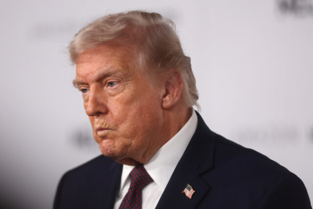 Uma foto de Alex Pretti, de 37 anos, que foi morto a tiros por um oficial da Patrulha de Fronteira dos EUA no fim de semana, é exibida no local do tiroteio na segunda-feira, 26 de janeiro de 2026, em Minneapolis. (Foto AP / Adam Gray)