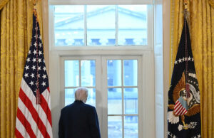 Trump maravilha-se com a construção do salão de baile da Casa Branca: ‘Uau, que vista’ Yahoo news home
