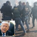 Agentes federais ajudam um colega ferido com gás lacrimogêneo.