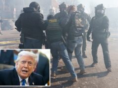 Trump não enviará agentes federais para acabar com os tumultos em cidades democratas “mal administradas”, a menos que peçam ajuda Agentes federais ajudam um colega ferido com gás lacrimogêneo.