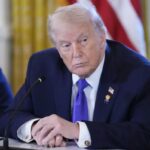 O presidente Donald Trump participa de uma reunião com executivos do petróleo na Sala Leste da Casa Branca.